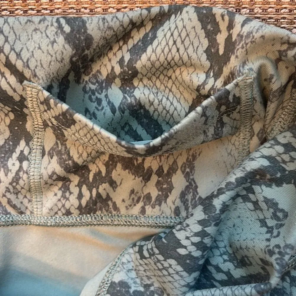 Fabletics On The Go Powerhold High-Waisted Green Snake Legging Size Medium
